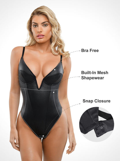 Der Shapewear-Bodysuit mit tiefem V-Ausschnitt und Lederstring