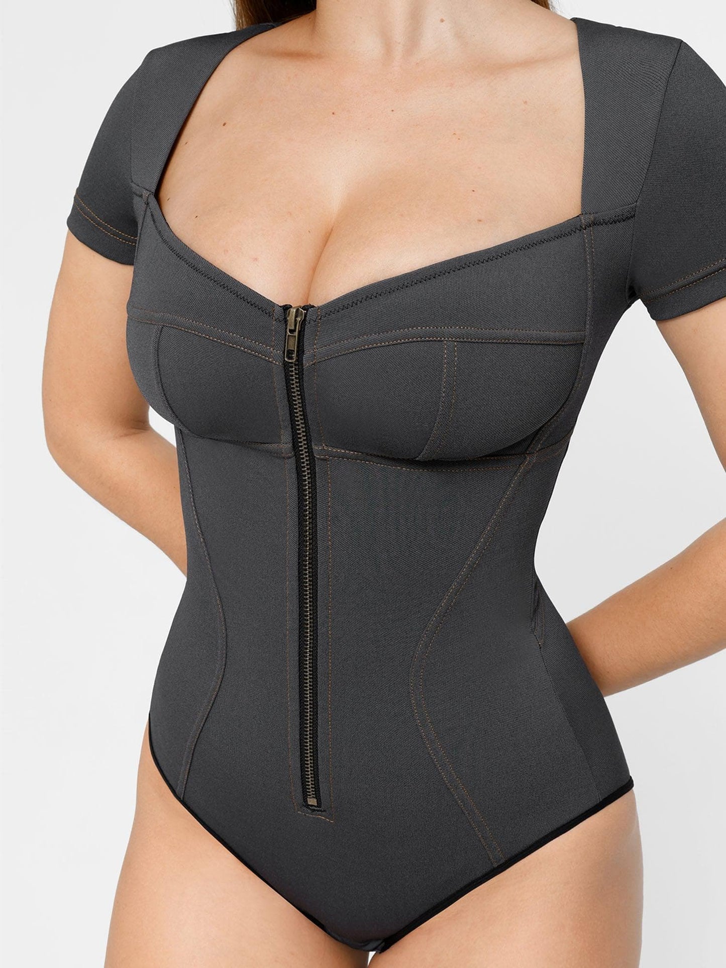 Der Shapewear Bodysuit Denim V-Ausschnitt Kurzarm