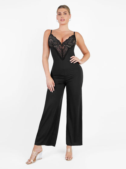Der Shapewear-Jumpsuit aus Spitze mit tiefem V-Ausschnitt und weitem Bein