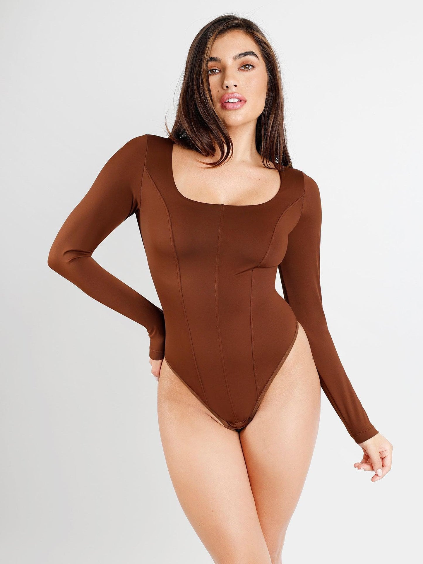 Der Shapewear-Bodysuit mit langen Ärmeln