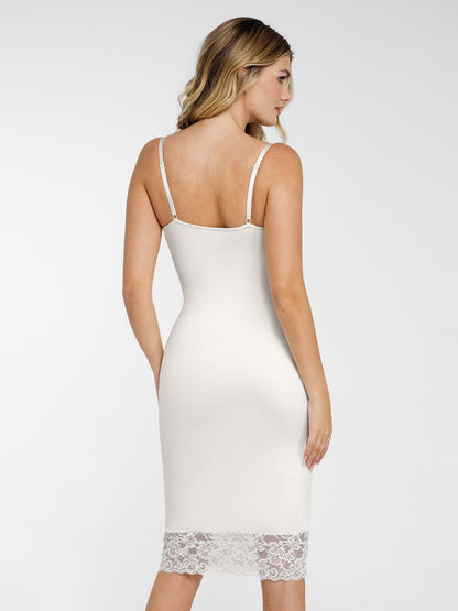 La robe gainante mi-longue en dentelle à col en V