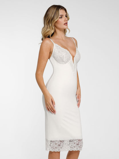 La robe gainante mi-longue en dentelle à col en V