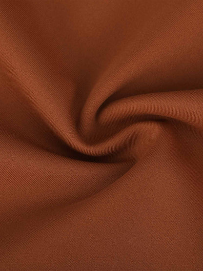 La robe gainante mi-longue en dentelle à col en V