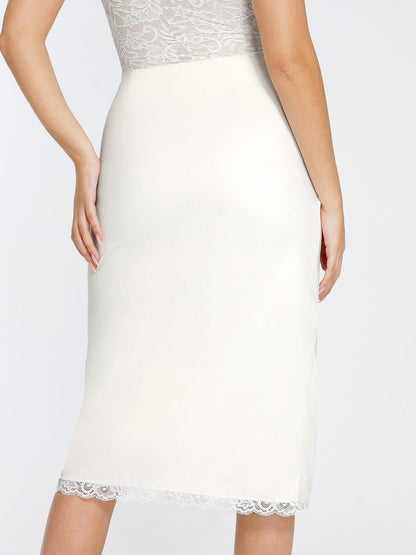 Le corset en dentelle Shapewear ou la jupe fendue