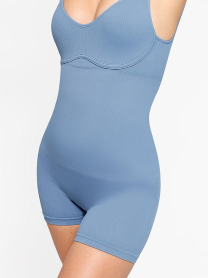 Der Shapewear-Strampler mit nahtlosem geripptem V-Ausschnitt