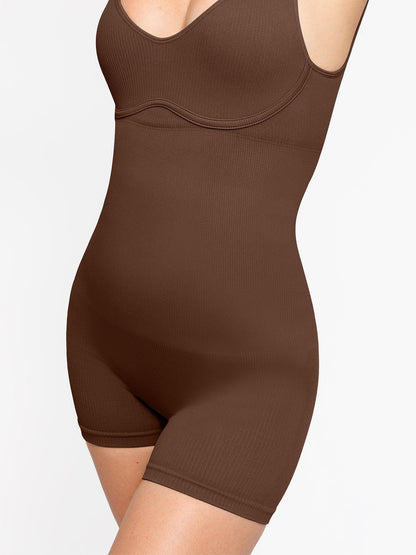 Der Shapewear-Strampler mit nahtlosem geripptem V-Ausschnitt