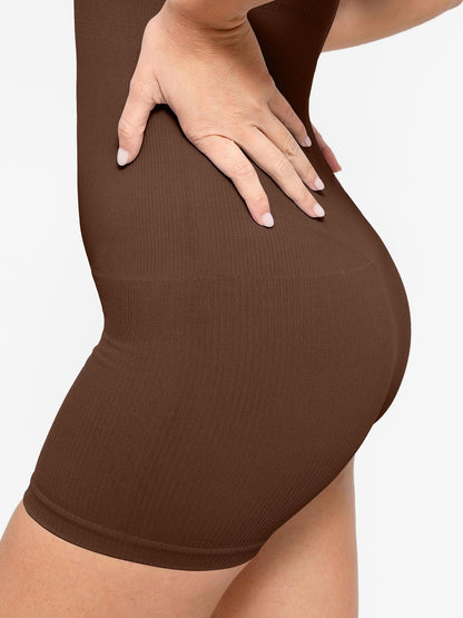 Der Shapewear-Strampler mit nahtlosem geripptem V-Ausschnitt